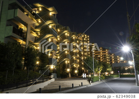 集合住宅の夜景 62349038