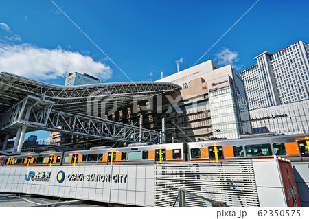 大阪梅田 JR大阪駅の大屋根と環状線新型車両 62350575