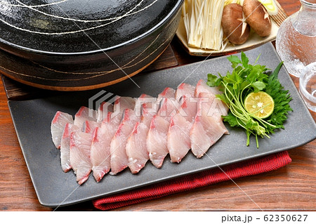 ぶりしゃぶ ブリしゃぶ 鰤しゃぶ ブリのしゃぶしゃぶイメージ 切り身は未加熱です の写真素材