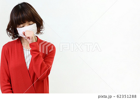 マスクをする女性 マスクをする女性 62351288