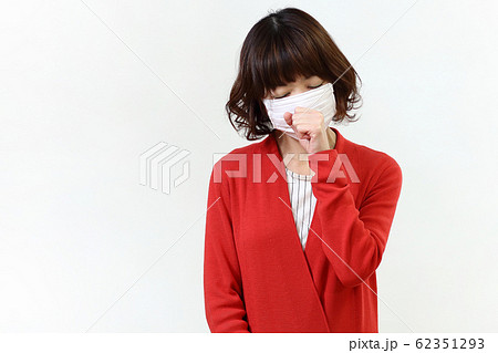 マスクをする女性 マスクをする女性 62351293