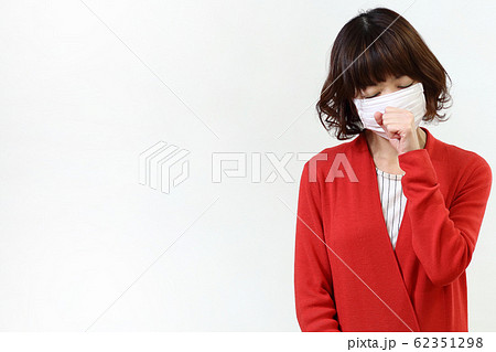 マスクをする女性 62351298