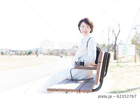 女性　お出かけ　カメラ 62352767