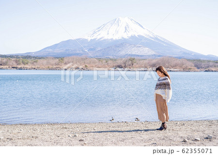 富士山と女性 62355071