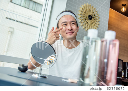 化粧男子 お肌に気を使ってファンデーションを塗る男性 化粧男子 お肌に気を使ってファンデーションを塗る男性 62356072