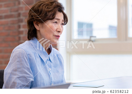 悲しむ女性 シニア 62358212