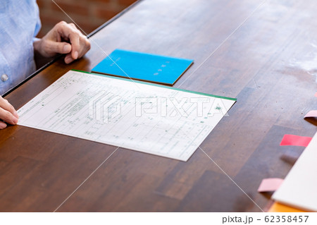 離婚相談 シニア 離婚届 弁護士事務所 62358457