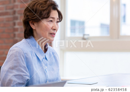 悲しむ女性 シニア 悲しむ女性 シニア 62358458