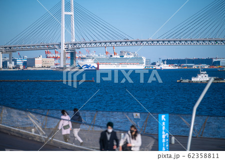 日本の横浜都市景観　新型コロナウイルス・大さん橋からクルーズ船を望む。船上には散歩者＝日曜日の9日 62358811