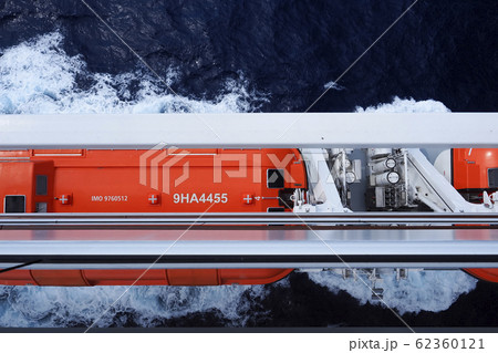 MSCメラビリア 大型客船の救命ボート 上から / lifeboat of Cruise ship MSCメラビリア 大型客船の救命ボート 上から / lifeboat of Cruise ship 62360121