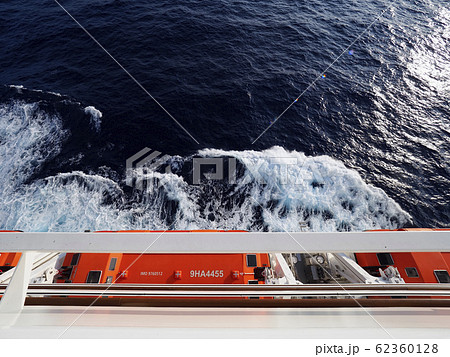 大型客船の救命ボート 上から / lifeboat of Cruise ship 大型客船の救命ボート 上から / lifeboat of Cruise ship 62360128