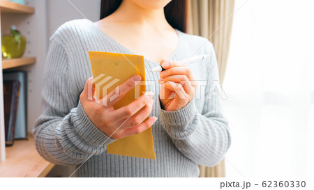 封筒に記入する女性　16:9 62360330