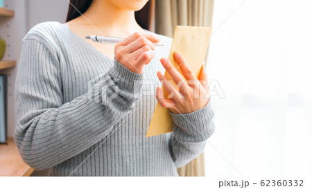 封筒に記入する女性　16:9 62360332