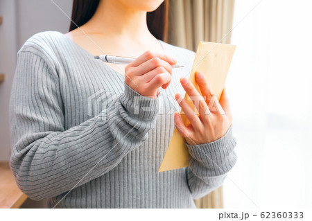 封筒に記入する女性 封筒に記入する女性 62360333