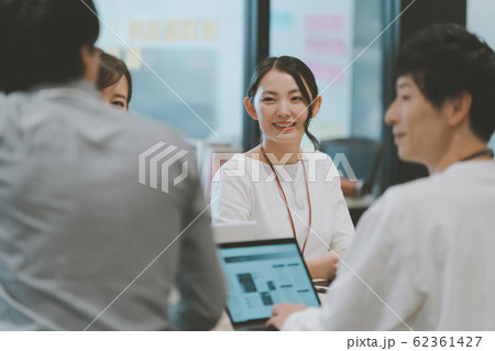 はたらく女性 62361427