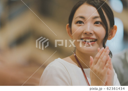 働く女性　拍手 62361434