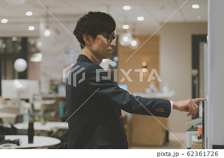 自動販売機　会社員　ビジネスマン 62361726
