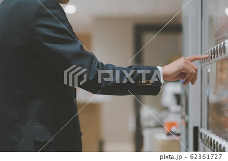 自動販売機　会社員　ビジネスマン 62361727