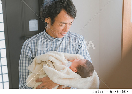 Day 10　生後10日　パパ休暇　育休　男性 62362603