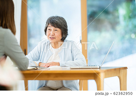 シニア女性 相談 保険 終活 リフォーム シニア女性 相談 保険 終活 リフォーム 62362950