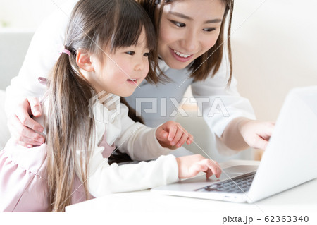 ママ　女の子　パソコン 62363340