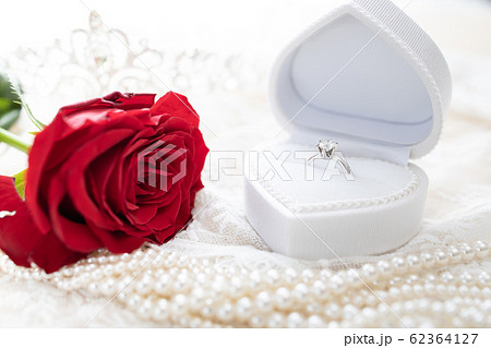 ウエディング　婚約指輪 62364127