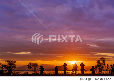 琵琶湖の夕景 湖北みずどりステーションの前で写真を撮る人々 琵琶湖の夕景 湖北みずどりステーションの前で写真を撮る人々 62364422