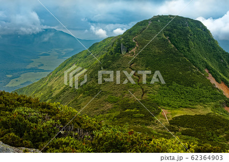 燧ヶ岳から見る柴安グラと尾瀬ヶ原・至仏山 62364903