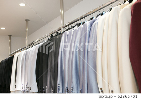 タキシードが沢山ある衣裳部屋の画像 62365701