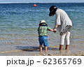 バリの海でたたずむ 62365769
