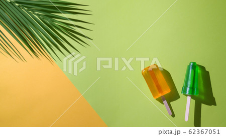 Top view of lime and orange flavour popsicles, Top view of lime and orange flavour popsicles, 62367051