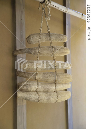 農家でつくられたヘチマたわし 62367237