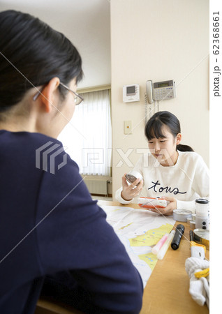 防災用品の点検をする家族(賞味期限の確認) 防災用品の点検をする家族(賞味期限の確認) 62368661