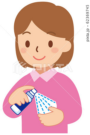 除菌スプレーを使用する女性 62369745