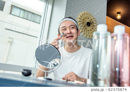 化粧男子　お肌に気を使って美顔器を使う男性 62370874