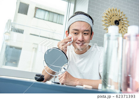化粧男子 お肌に気を使って化粧水をつける若い男子 化粧男子 お肌に気を使って化粧水をつける若い男子 62371393