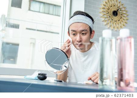 化粧男子 お肌に気を使って化粧水をつける若い男子 化粧男子 お肌に気を使って化粧水をつける若い男子 62371403