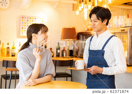 お店 店員 女性 お店 店員 女性 62371874