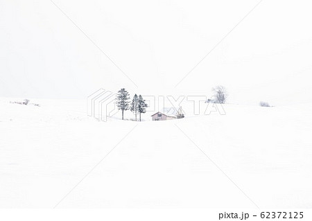 冬の美瑛　赤い屋根のある丘 62372125