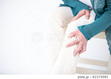 高齢者の女性 62374085