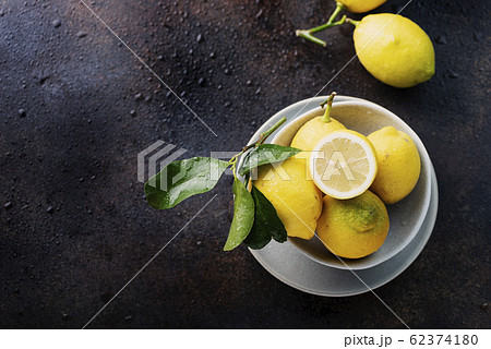 Fresh biological lemons 62374180