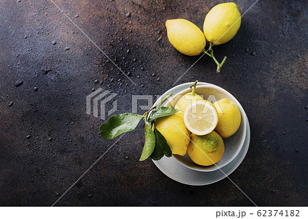 Fresh biological lemons 62374182