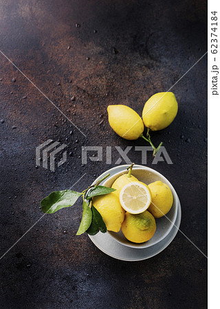 Fresh biological lemons 62374184