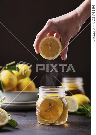 Hot lemon tea with mint 62374194