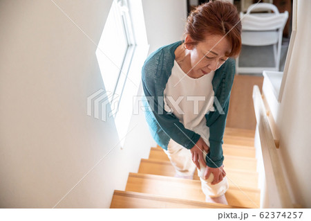 膝が痛い中高年の女性 62374257