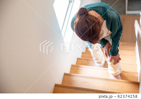 膝が痛い中高年の女性 膝が痛い中高年の女性 62374258