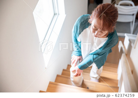 膝が痛い中高年の女性 膝が痛い中高年の女性 62374259