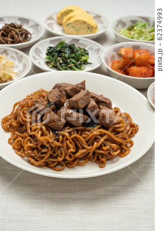 チャパグリ 韓国映画「パラサイト」に登場した韓国のインスタント麺で作る韓国風ジャージャー麺 チャパグリ 韓国映画「パラサイト」に登場した韓国のインスタント麺で作る韓国風ジャージャー麺 62374993