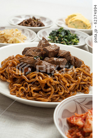 チャパグリ　韓国映画「パラサイト」に登場した韓国のインスタント麺で作る韓国風ジャージャー麺 62374994