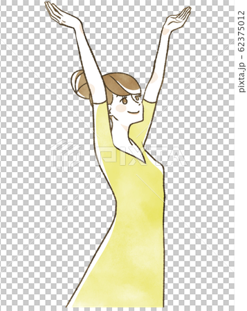 手を上げる女性 62375012